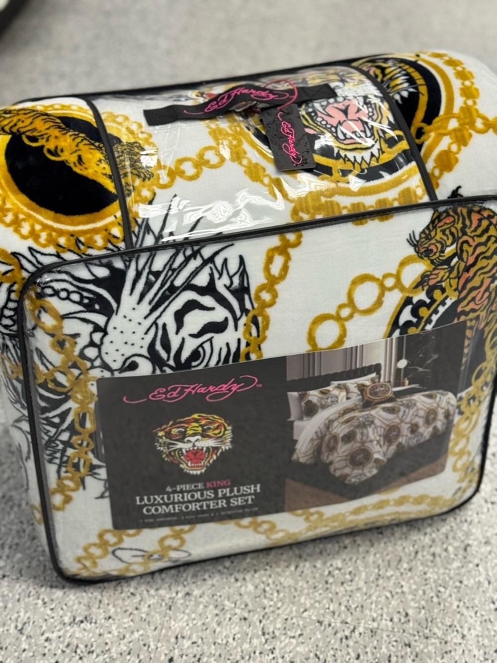 Ed Hardy Black, Gold & White Tiger Chain Print 4 pcs King plus comforter set